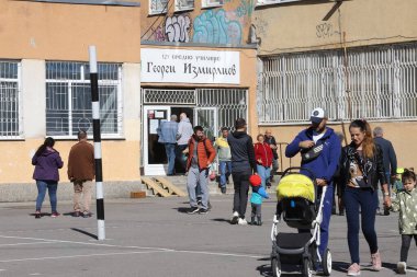 Bulgaristan 'ın Sofya kentindeki Bulgar parlamentosunun 10 / 02 / 2022 tarihli seçimleri için oy kullanma bölümleri önündeki insanlar