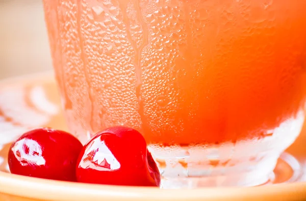 Červené cherry zdobí ledový mix ovoce šťávy — Stock fotografie