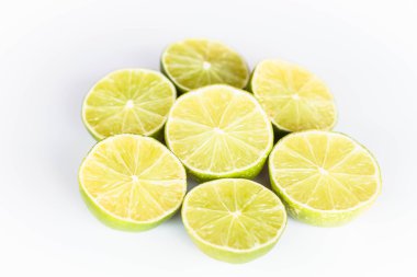 Yarım porsiyon narenciye kireç dilim beyaz zemin üzerine