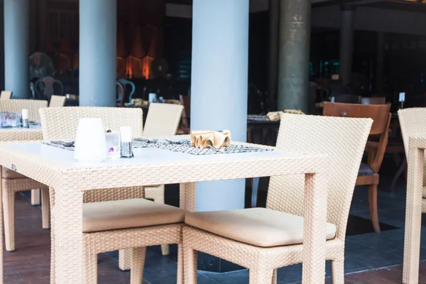 Eettafel set ingericht in Orientaalse stijl — Stockfoto