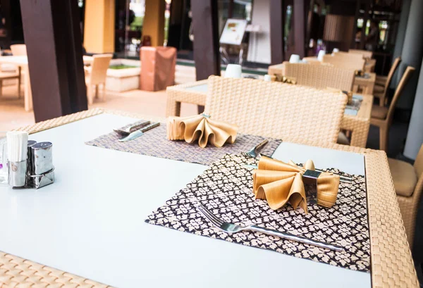 Sala da pranzo all'aperto con tavolo in stile orientale — Foto Stock