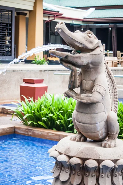 Close up statue of crocodile spray water — Stock Photo, Image