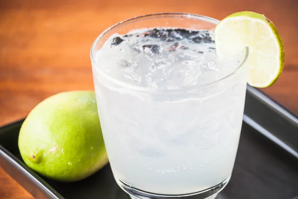 Fresco refresco de jugo de limón helado casero de cerca —  Fotos de Stock