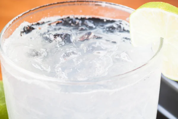 Volles Glas frisches kühles Limo mit Limettenfrüchten — Stockfoto