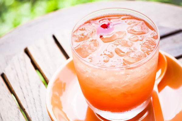 Sumo de fruta fresca fria com cereja vermelha — Fotografia de Stock