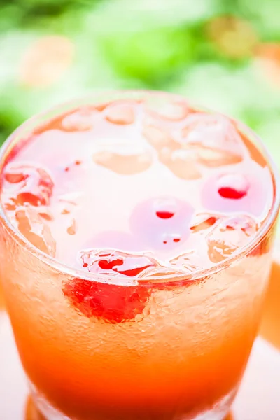 Lichte drankje met iced mix fruit sap soda — Stockfoto