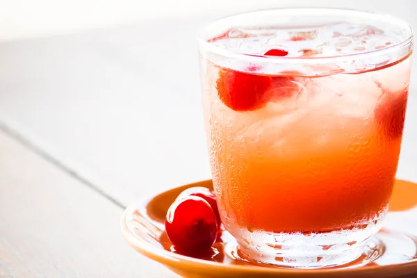 Cereja vermelha decorar refrigerante de suco de frutas mistura gelada — Fotografia de Stock