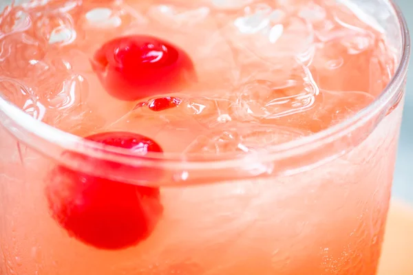 ミックス フルーツ ジュース ソーダとクローズ アップ桜のガラス — ストック写真