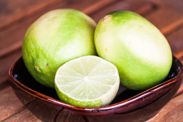 Close up fresh lime wholes and slice — Stock Photo, Image