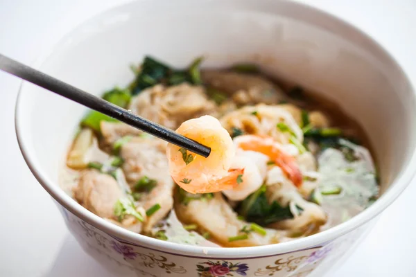 Mantenga la mano camarón con palillos de estilo tailandés sopa de fideos picantes — Foto de Stock