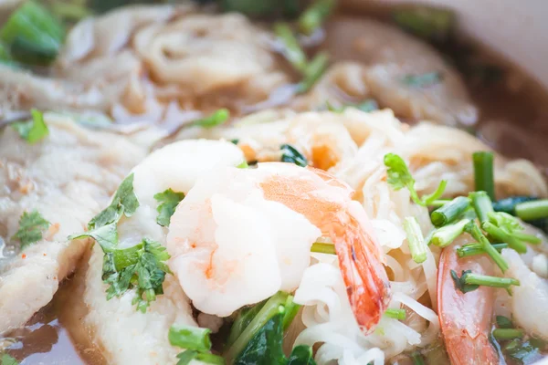 Gros plan crevettes garnies sur la soupe de nouilles épicées de style thaï — Photo