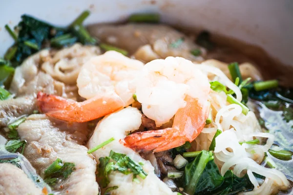 Camarones dobles rematados en sopa de fideos picantes estilo tailandés — Foto de Stock