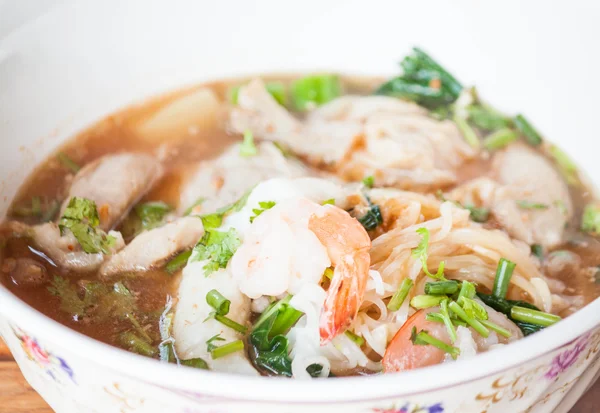 Zuppa di tagliatelle piccanti tailandesi con carne di maiale e gamberetti — Foto Stock