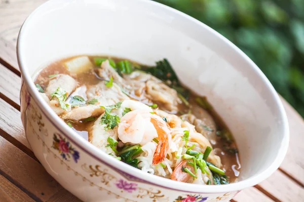 Thajské nudle s vepřovým masem a mořskými plody v pikantní polévka — Stock fotografie