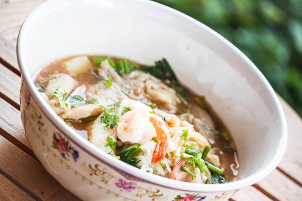 Thai noodles with pork and seafood in spicy soup — Stock Photo, Image