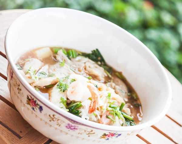 Fideos tailandeses con cerdo y camarones en sopa picante —  Fotos de Stock