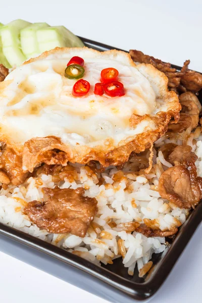 Alho de porco frito e frito com molho de soja coberto de arroz — Fotografia de Stock