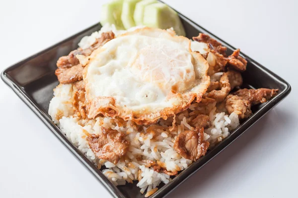 Alho de porco frito e frito com molho de soja coberto de arroz — Fotografia de Stock