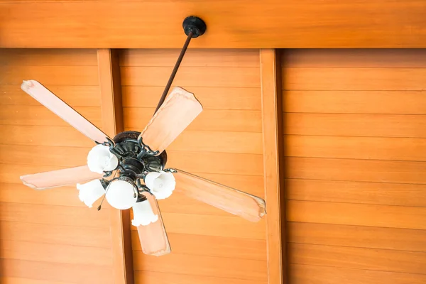 Krásné závěsné stropní ventilátor orientální domu — Stock fotografie