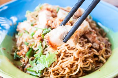 gevrek domuz eti holding tarafından yemek çubuğu yukarı kapatın