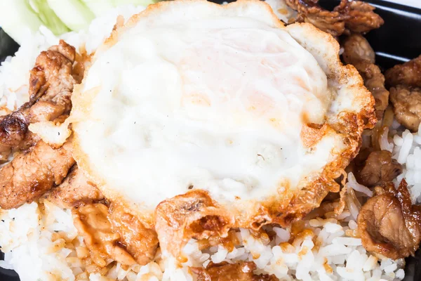 Egg fried and fried pork garlic with soy sauce topped on rice — Stock Photo, Image