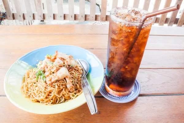 Comida fácil con fideos picantes fritos y cola — Foto de Stock