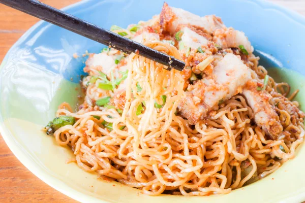 Palillo que sostiene fideos amarillos de fideos picantes — Foto de Stock