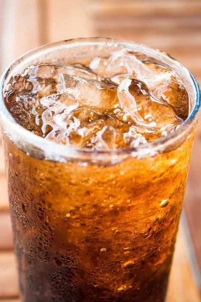 Cerca de cubos de hielo en el vaso de cola —  Fotos de Stock