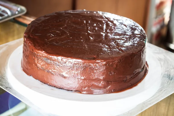 Recién horneado de pastel de chocolate con leche de gasa — Foto de Stock