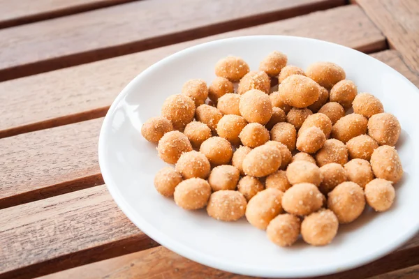 Snack arašídy s pikantní kořenící prášek — Stock fotografie