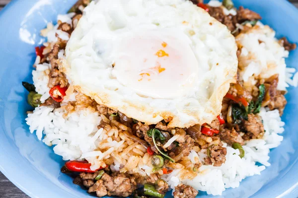 Primer plano huevo frito de arroz revuelva cerdo frito y albahaca —  Fotos de Stock