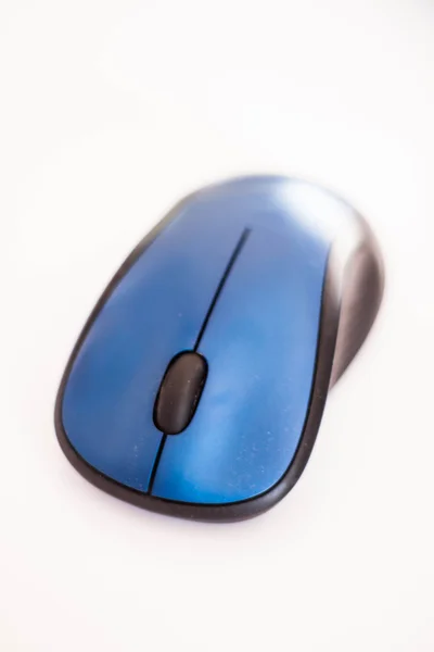 Ciemny niebieski bez drutu mysz na białym tle — Zdjęcie stockowe