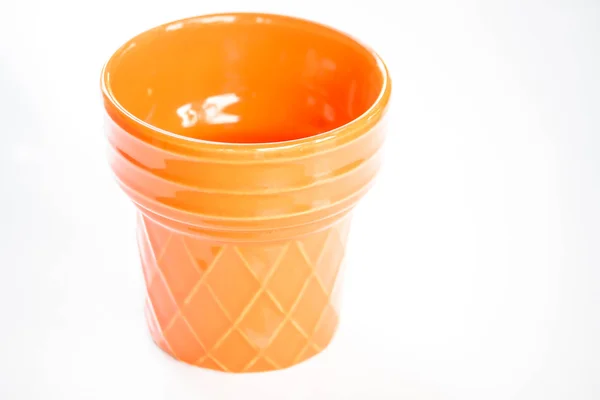 Vaso di ceramica arancione impianto isolato su sfondo bianco — Foto Stock