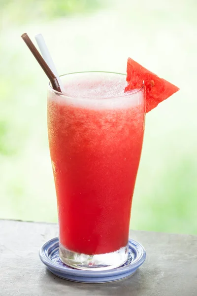 Frappe de jugo de fruta de melón rojo con fondo bokeh verde —  Fotos de Stock