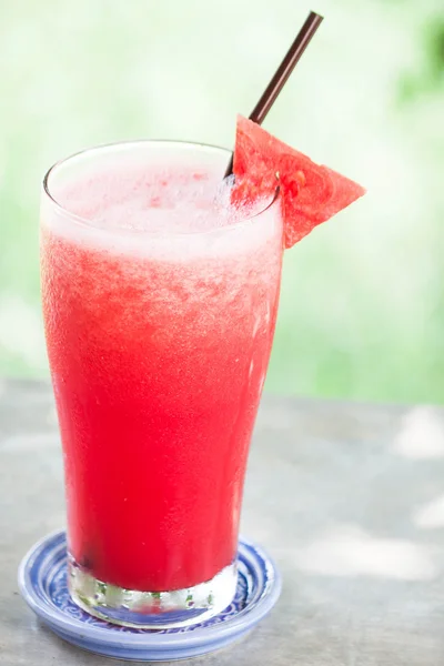 Rode water meloen fruit sap frappe op grijze teller — Stockfoto