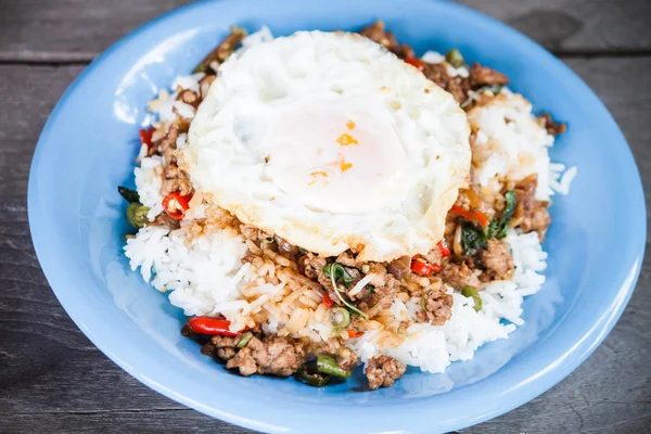 Comida picante tailandesa, arroz cubierto con cerdo frito y albahaca con —  Fotos de Stock