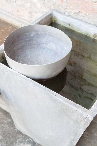 单老不锈钢水碗 — 图库照片