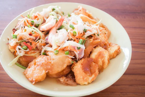 Spicy salad of shrimp and egg tofu stir-fry — Stock Photo, Image