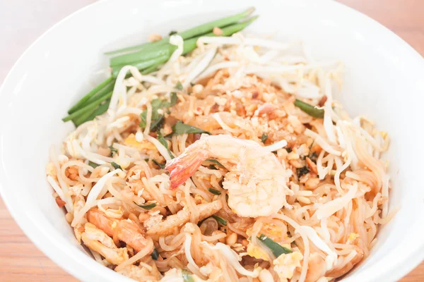 Revuelva fideos fritos con camarones, cocina tailandesa —  Fotos de Stock