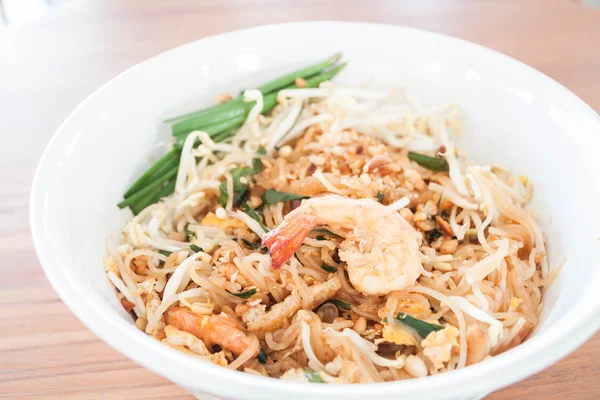 Style thaï sautez les nouilles frites avec des crevettes — Photo