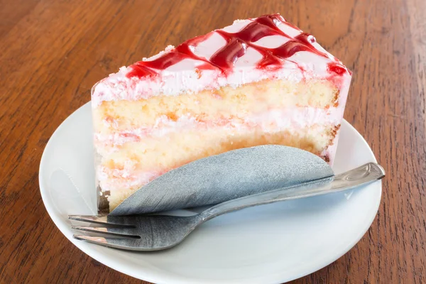 Pastel de chocolate blanco relleno con salsa de cereza — Foto de Stock