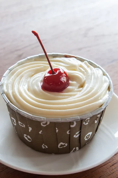 白いプレート上のチェリーのカップケーキ — ストック写真