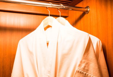 dolap ahşap askı asılı bornoz