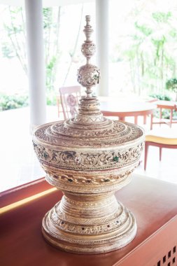 eski stil oyma ahşap süsleme oturma odası dekore edilmiştir.