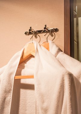 otel odasında ahşap askı beyaz havlular