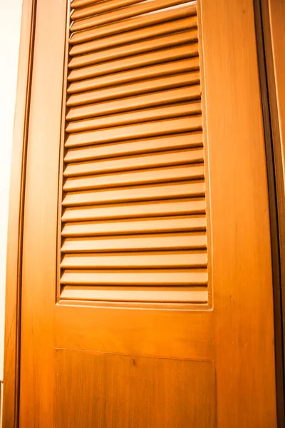Деревянная дверь шкафа с теплым светом — стоковое фото