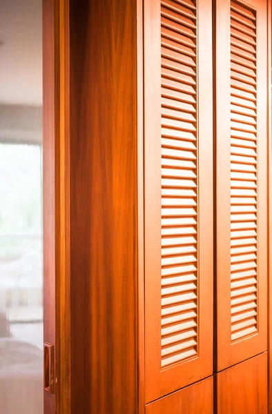 Armoire en bois avec cloison miroir entre chambre et salle de bain — Photo