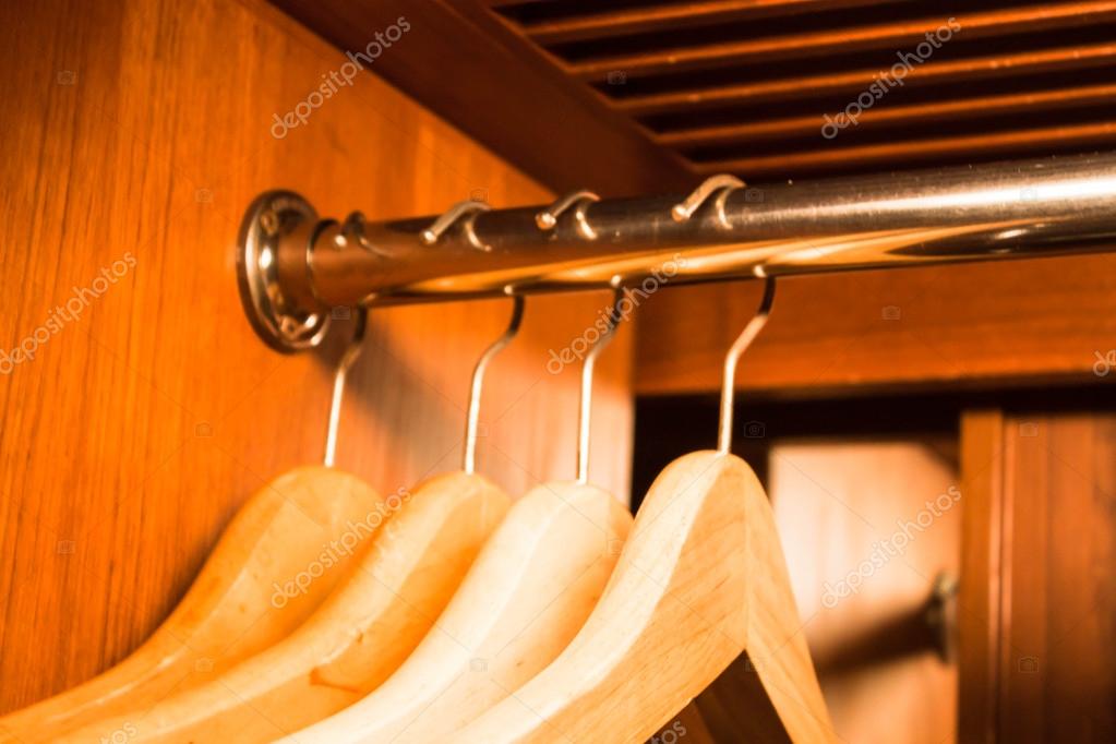 Résultat de recherche d'images pour "armoire vide + cintres"