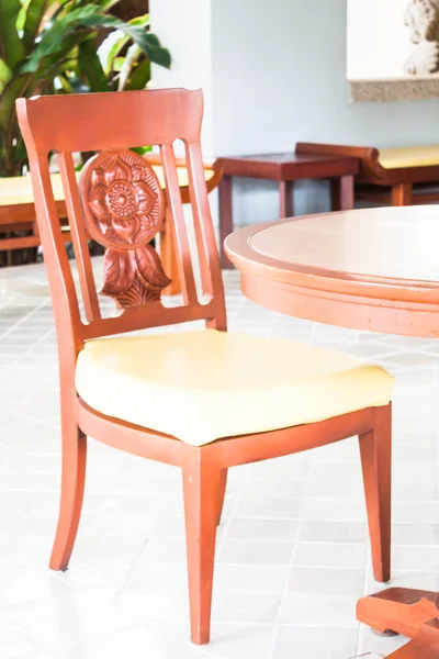 Açık hava oturma odasında boş ahşap sandalye — Stok fotoğraf