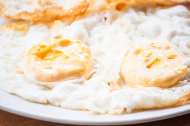 Çift yıldız yumurta beyaz tabakta servis